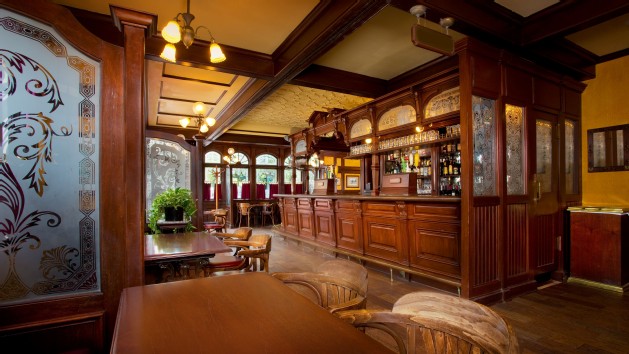 rose-and-crown-pub-and-dining-room-00
