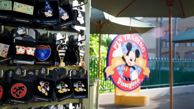 disneys-pin-traders-00